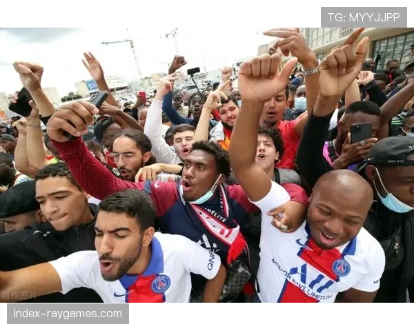 巴黎街头设立巨型屏幕，吸引上万球迷聚集观看欧冠比赛